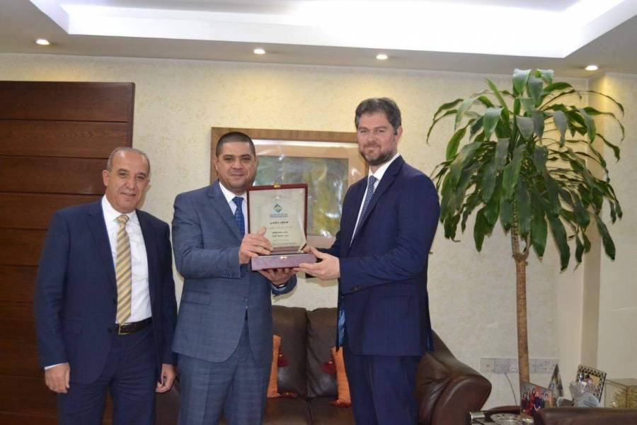 اسرة جامعة البترا تهنئ مدير فرع البنك الاردني الكويتي بفرع الجامعة