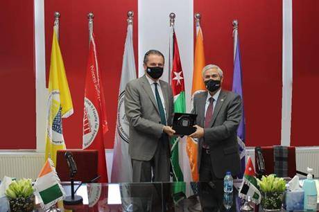 السفير الإيرلندي يزور جامعة الأميرة سمية للتكنولوجيا لبحث سبل تعزيز التعاون