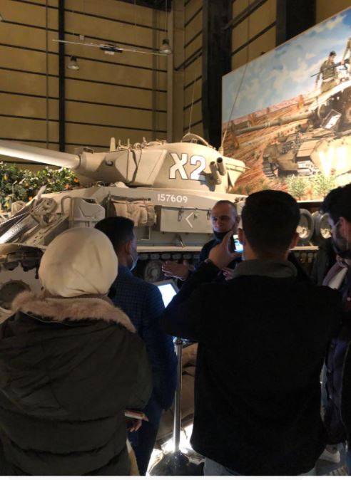 وفد من طلبة كلية الإعلام يزورون متحف الدبابات الملكي