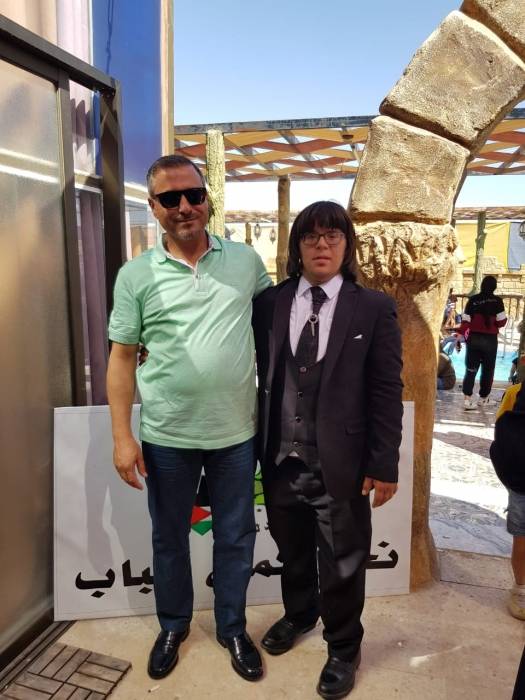 الدكتور صياح العبادي يشارك أطفال مبادرة متلازمة داون بلا حدود فرحتهم بالنجاح