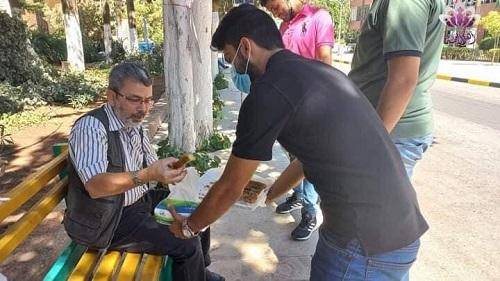 طلاب الأردنية يوزعون الحلوى ابتهاجا بفرار الأسرى