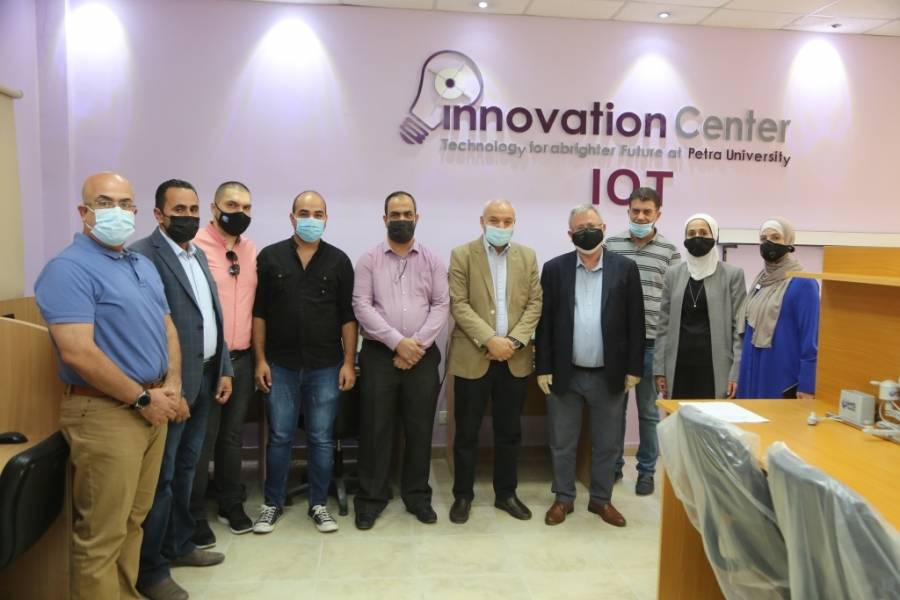 المولا يفتتح مختبر تطبيقات "إنترنت الأشياء" جامعة البترا