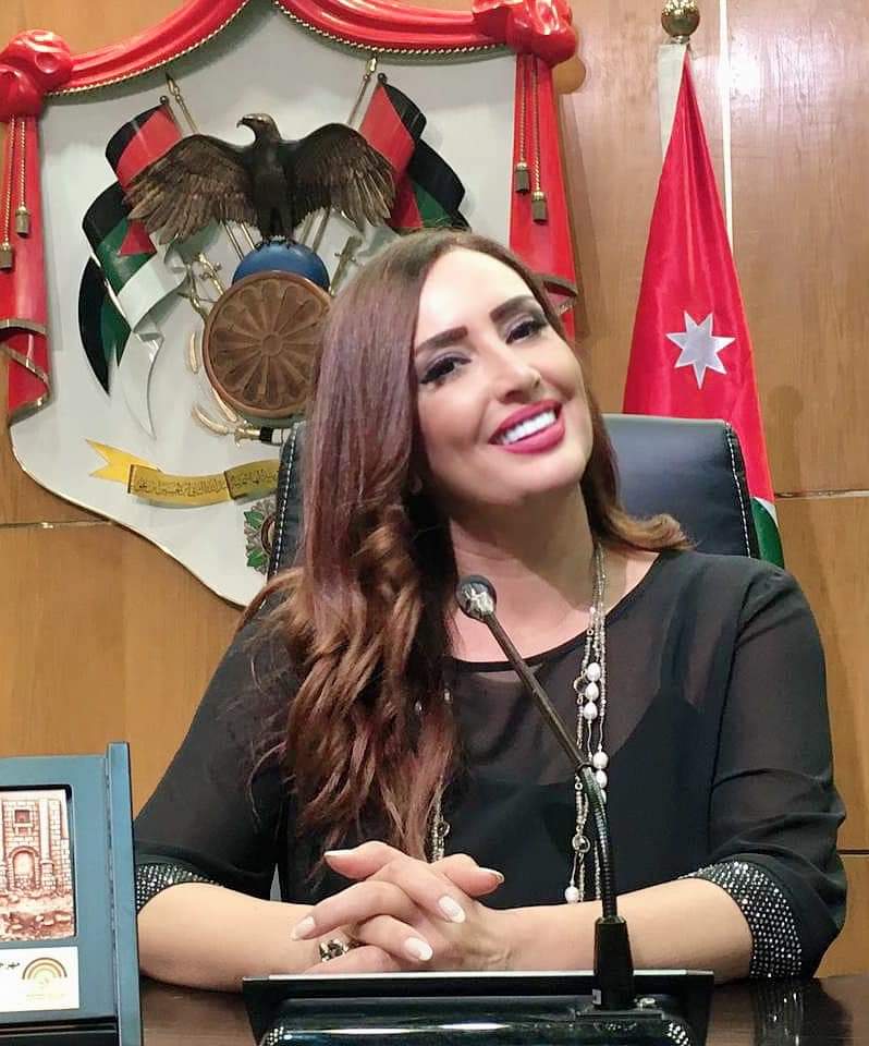 الشاعرة اللبنانية ماجدة داغر توقع ديوانها "ملتئما بالماء كغريق الطوفان"