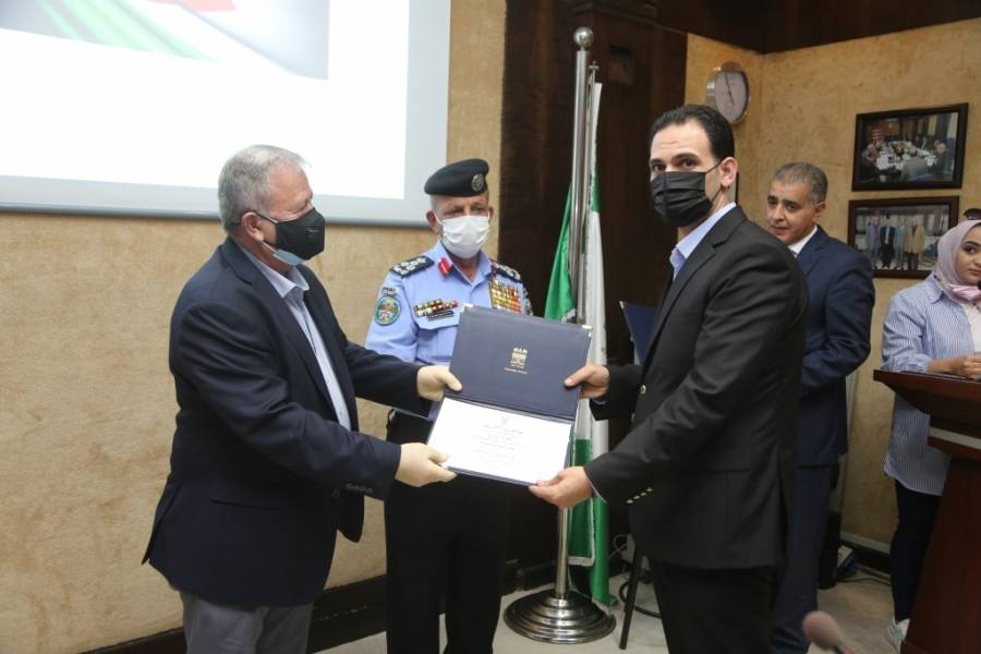 المولا يرعى تخريج دورة لضباط الامن العام في جامعة البترا