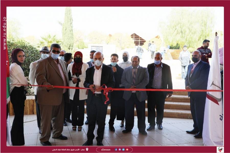 نصيرات يفتتح المعرض الفني للرسم الحر "قطرات الفن"