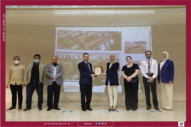  عميد كلية الصيدلة في "الإسراء" تلتقي الطلبة المتوقع تخرجهم