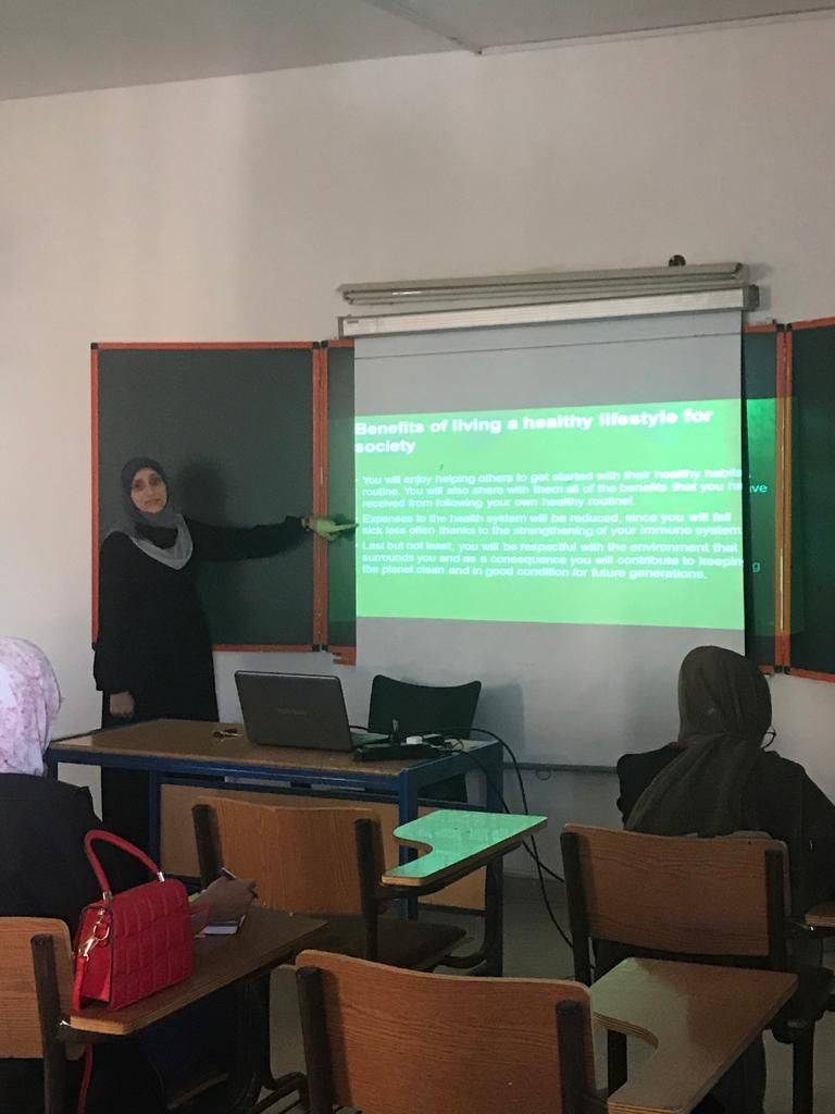 قسم اللغة الانجليزية في جامعة فيلادلفيا يعقد محاضرة توعوية حول " أهمية اتباع نظام حياة صحي"