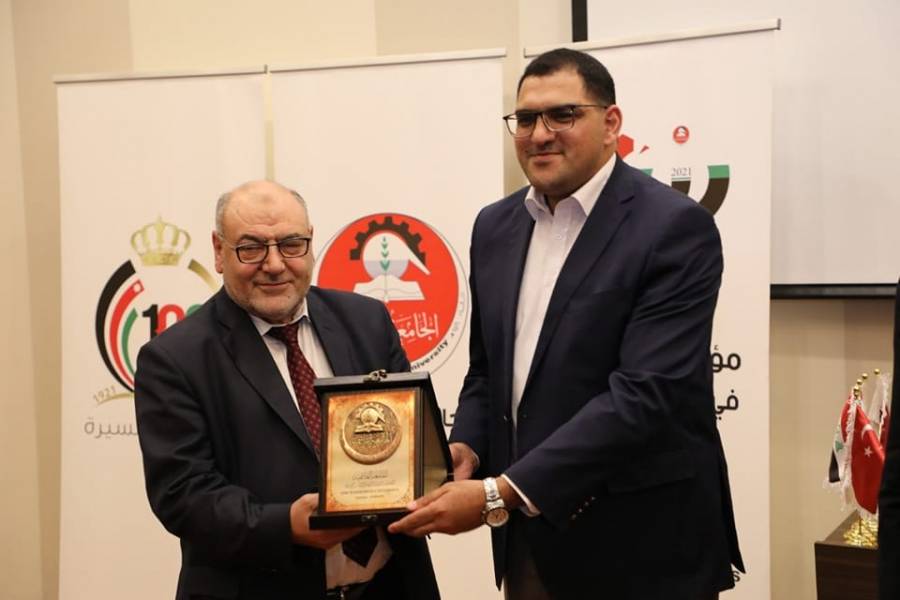 الجامعة الهاشمية تكرّم مستشفى الاستقلال ممثلة بالمدير العام أحمد الأحمد