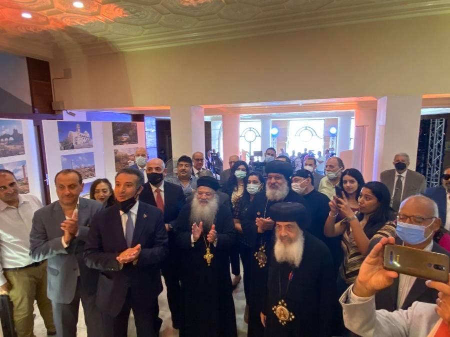 الفايز يفتتح بالقاهرة معرض صور المناطق السياحية والدينية بالأردن