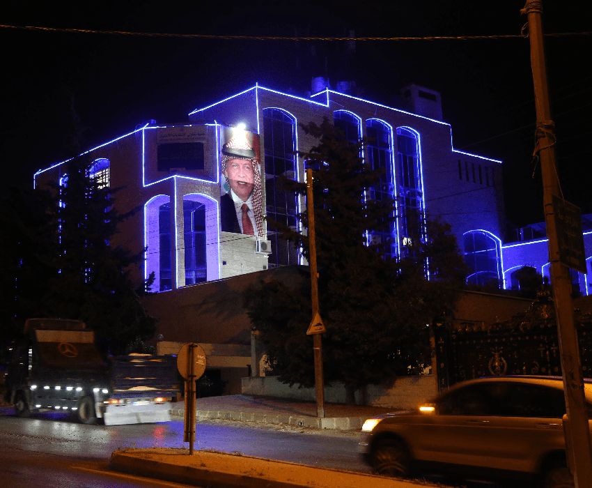 "المقاولين" تضيئ مبنى النقابة إحتفالاً بعيد الاستقلال..وتزدان بصورة سيد البلاد