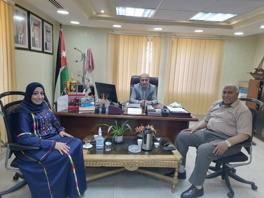 هديل الصبيحي سفيرة التراث الأردني تلتقي مدير التنمية الاجتماعية في العقبة.