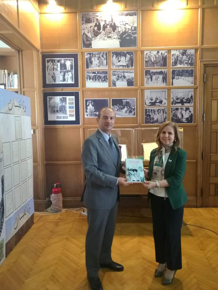 الباحث العدوان يقدم كتابه التلفيق والتوثيق لمكتبة جامعة الدول العربية.