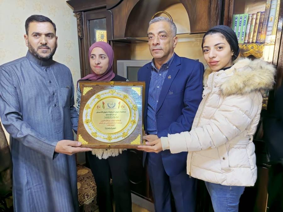 تكريم الطالبة إيلاف العثمان الفائزة بالمركز الثالث في تونس بمجال البرمجة والذكاء الاصطناعي من بين مليوني طالب مشارك