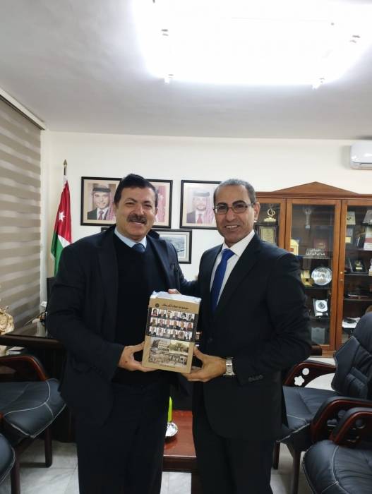 البراري يستقبل العرموطي الذي اهداه موسوعة عمان ايام زمان الجزء 11.