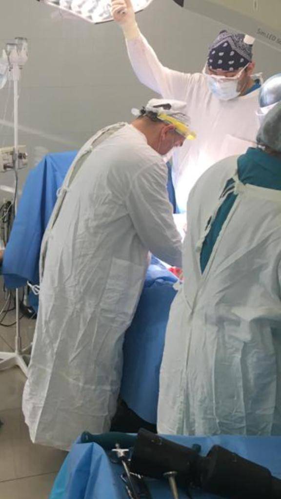 نطاسي و جراح العظام المطارنه رسميا إلى التوتنجي