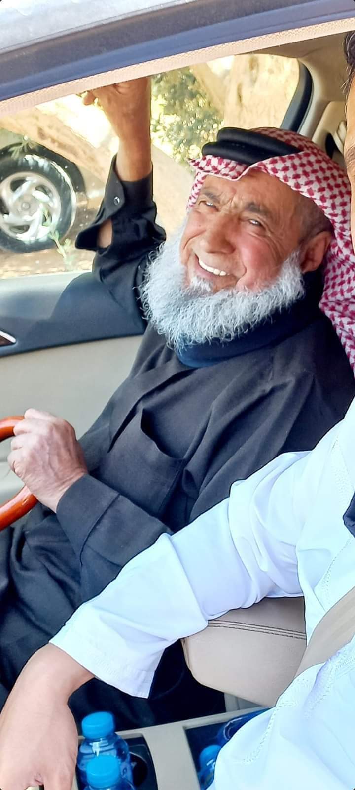 الشيخ مطلق سلامه الزوايده رحمه الله وصى بأن يكون العزاء فقط على المقبره.