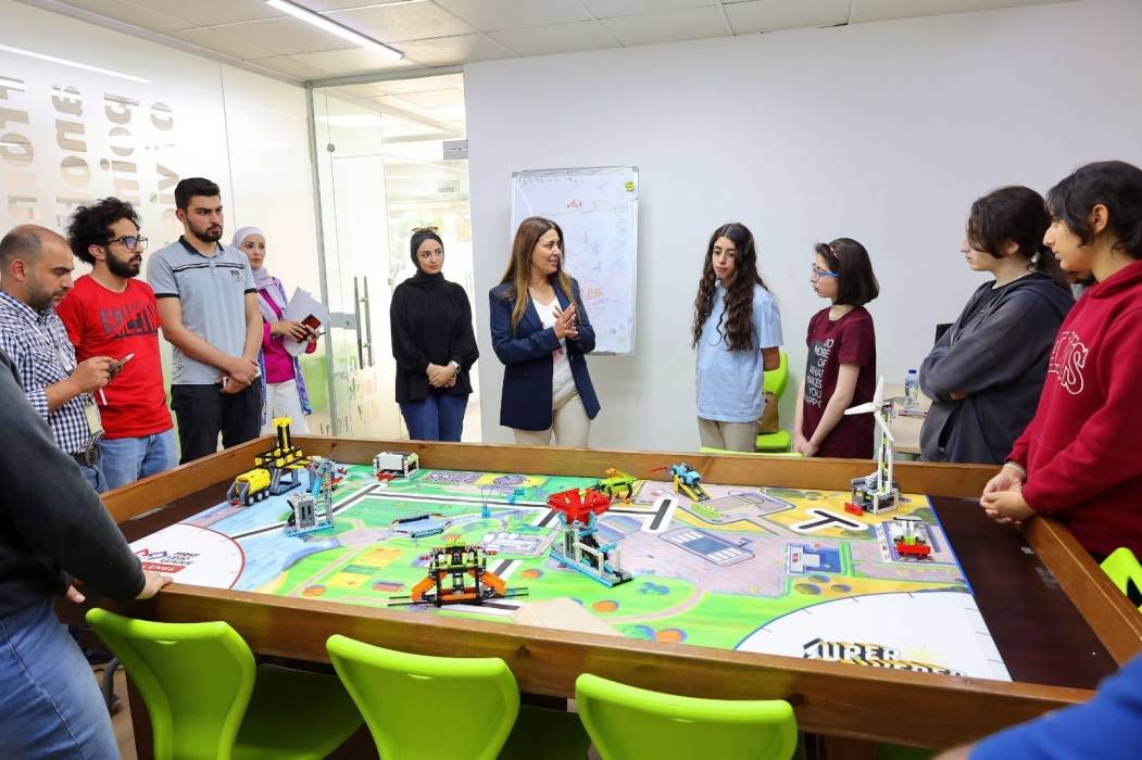 يشارك فريق الروبوت الآلي التابع لمركز زها الثقافي في المسابقة العالمية للروبوت (First Lego League