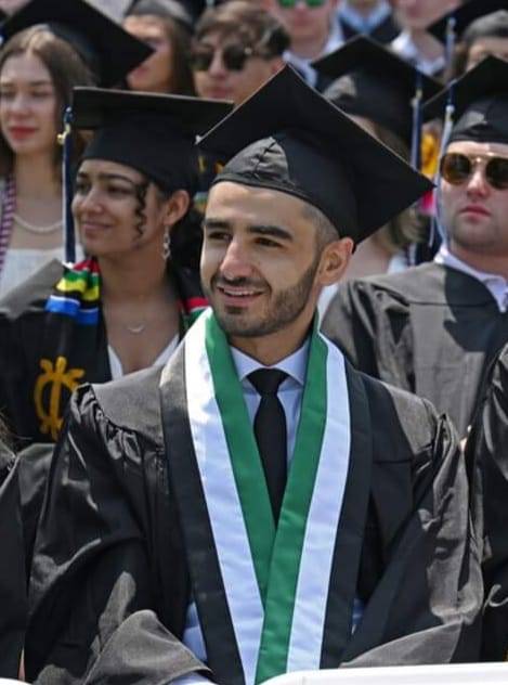 القضاة يتوشح بالعلم الأردني في جامعة كونكتكت الأمريكية