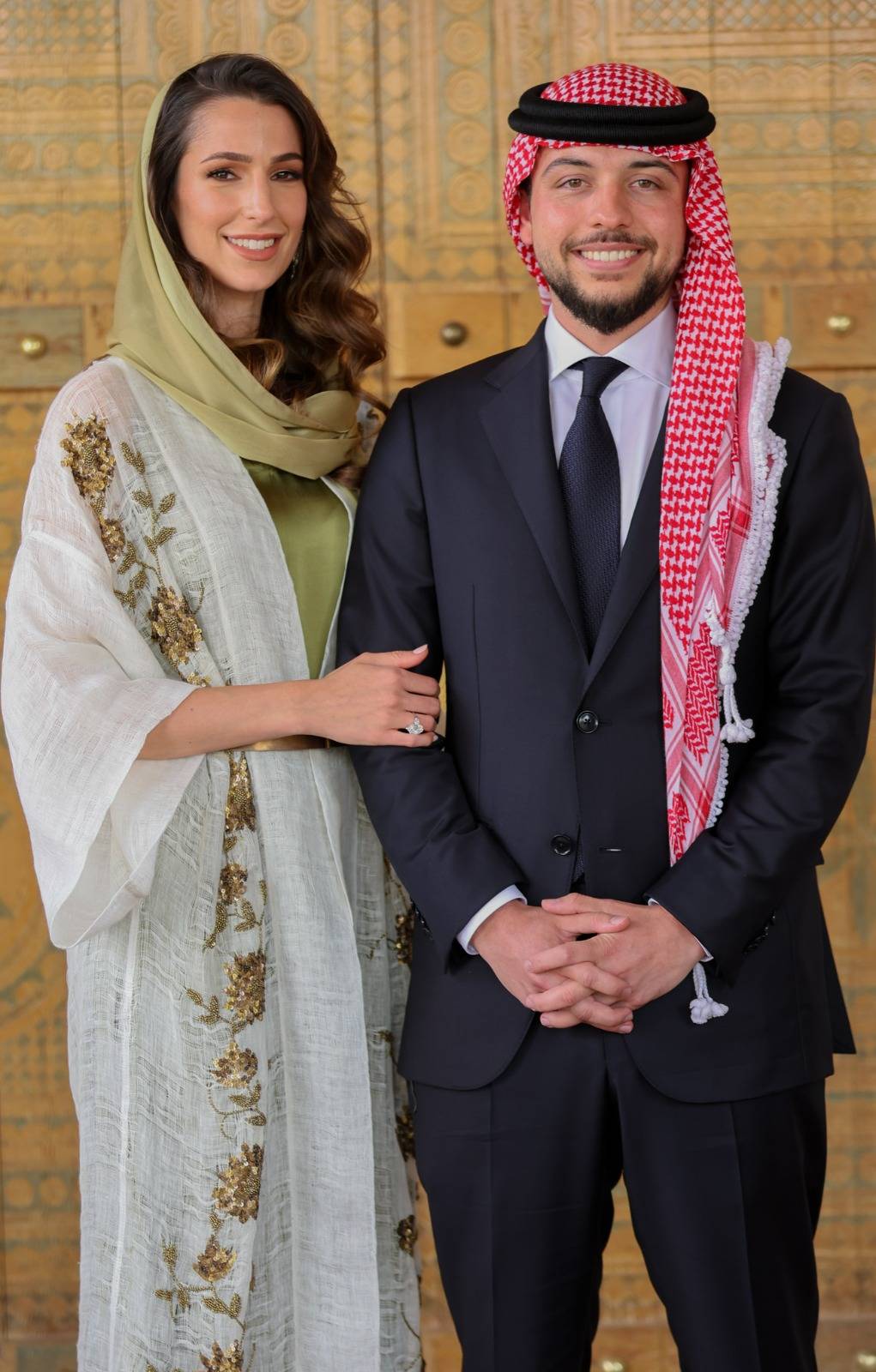 "بالحسين ورجوة نهلي".. فرحة الناس الصادقة بزفاف ولي العهد