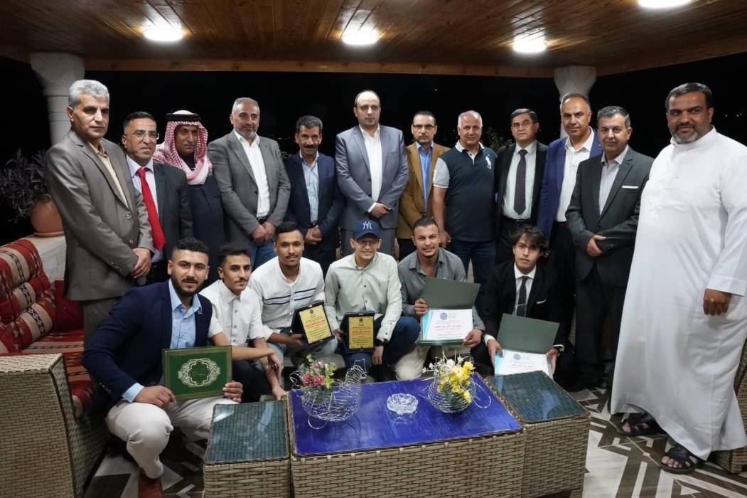 أسرة الديوان الكبير تشارك أهالي الطلبة المتفوقين بالثانوية العامة فرحتهم - صور