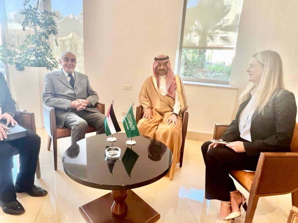 السفير السعودي يلتقي منيب المصري في فلسطين