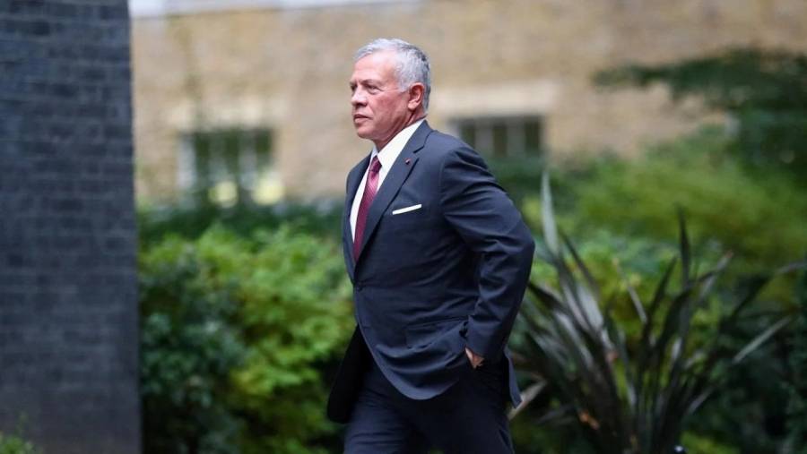 الملك يغادر أرض الوطن