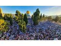 عشرات الآلاف يؤدون صلاة الجمعة في المسجد الأقصى