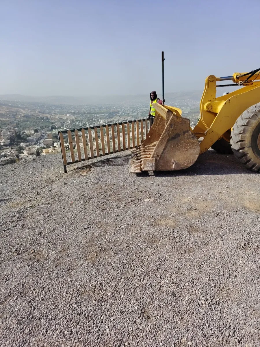 بعد انتهاء مهلة الانذار.. "الاشغال" تبدأ بازالة الاكشاك وسرقة الكهرباء بشارع الاردن