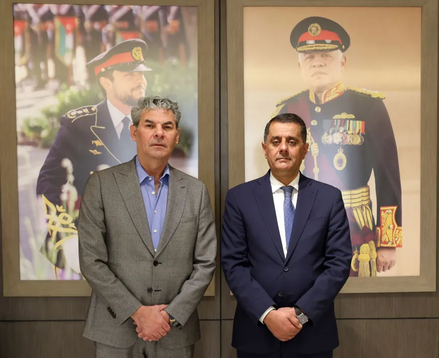 استقالتان تهزان حزب عزم