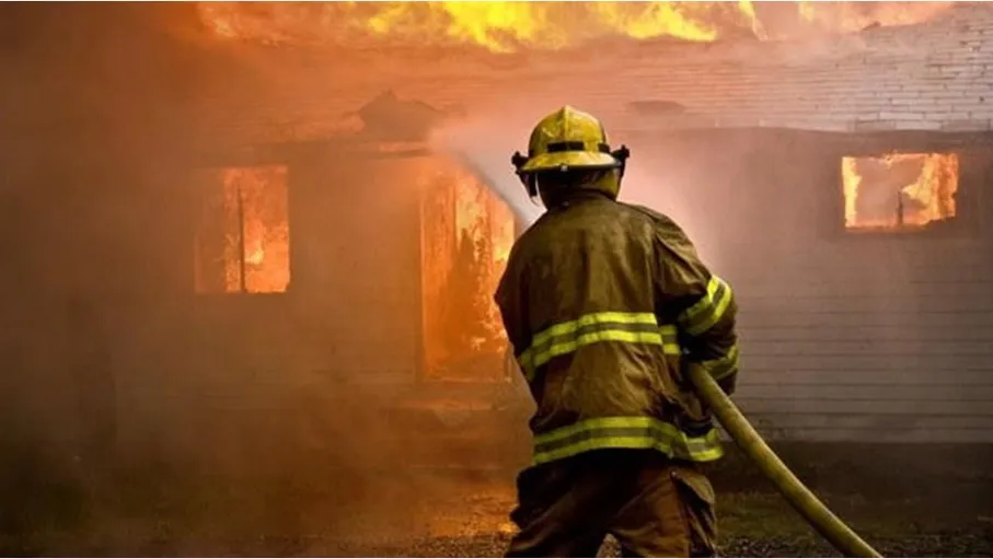 الدفاع المدني يخمد حريقا في محلين لقطع السيارات بعمّان