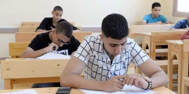 توضيح حول أسس توزيع طلبة الصف الحادي عشر