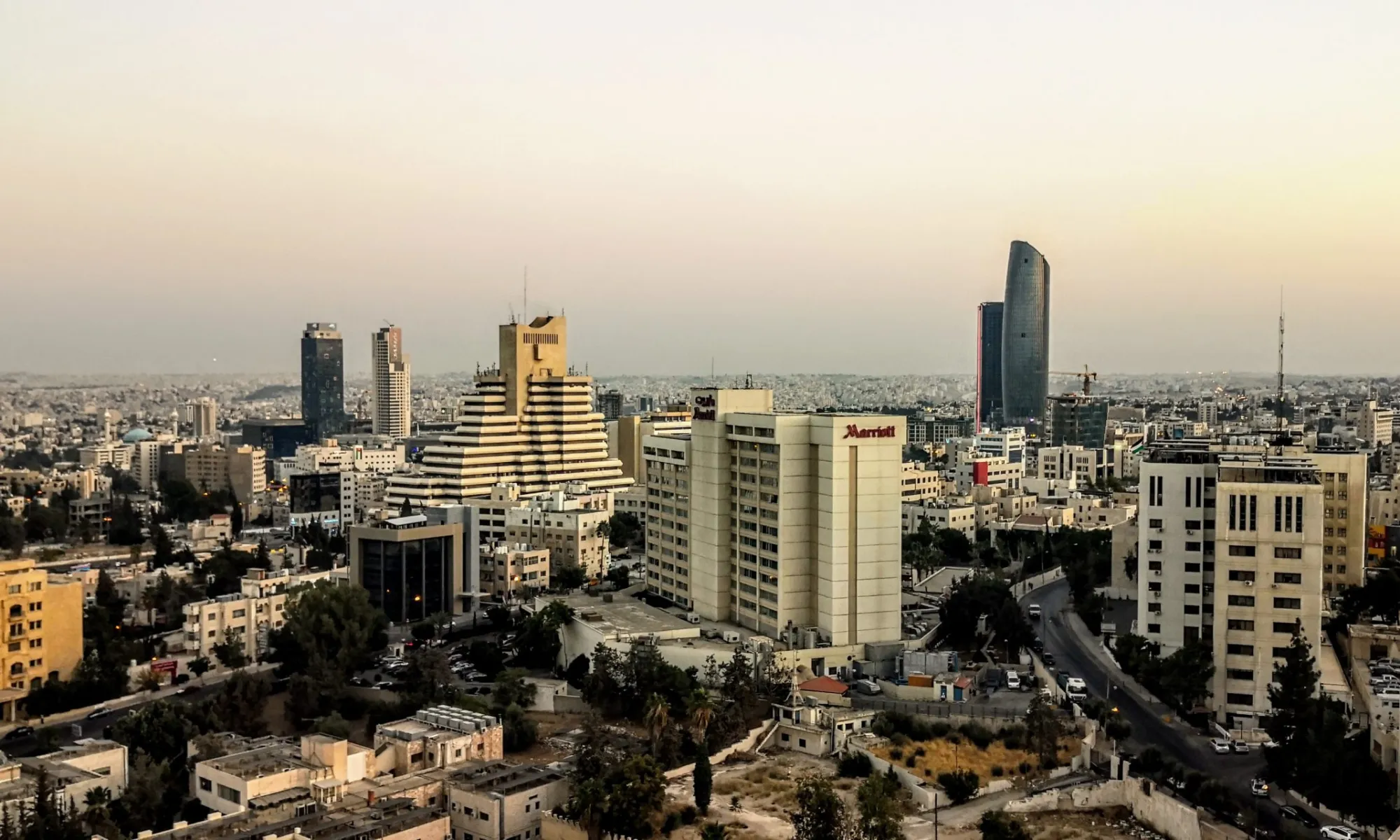 انخفاض طفيف على الحرارة اليوم قبل تحول جوي بارد وماطر في المملكة