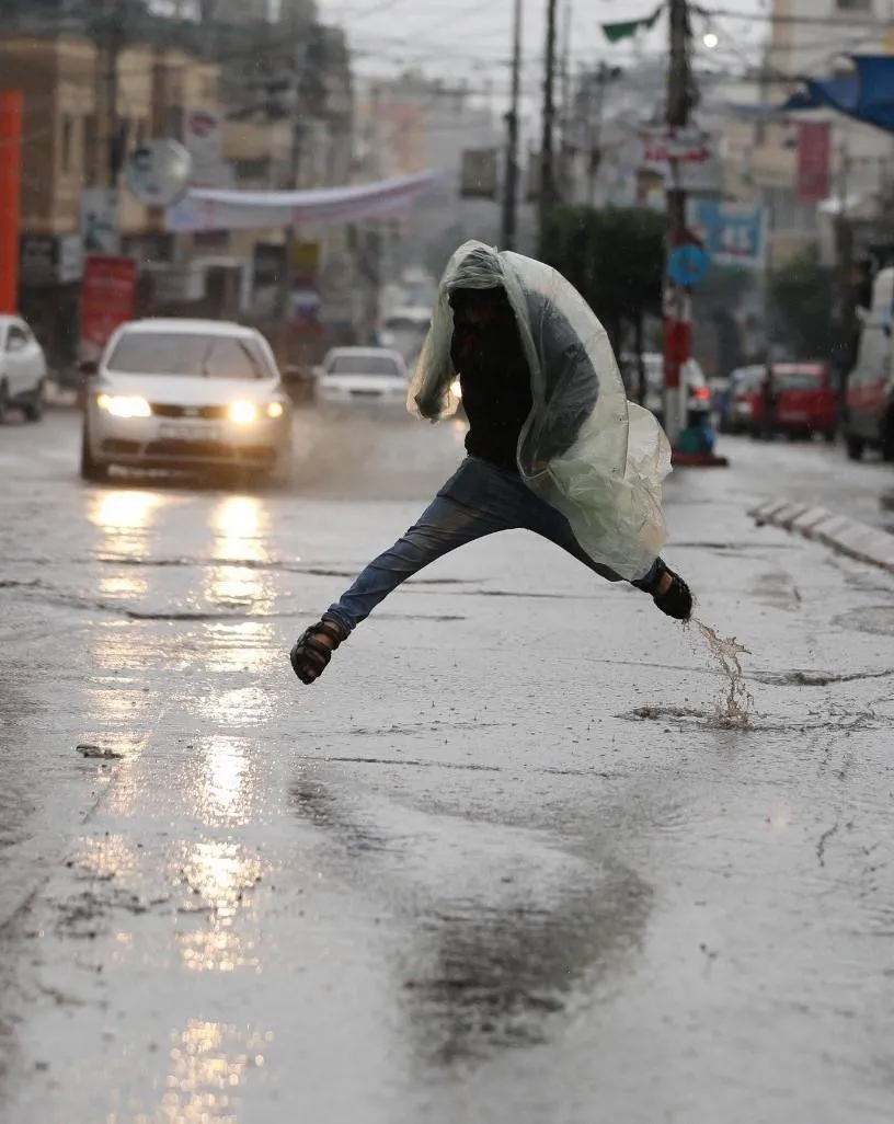 انخفاض واضح على درجات الحرارة ومطر ورعد وتحذيرات من سيول في عدة مناطق من الأردن