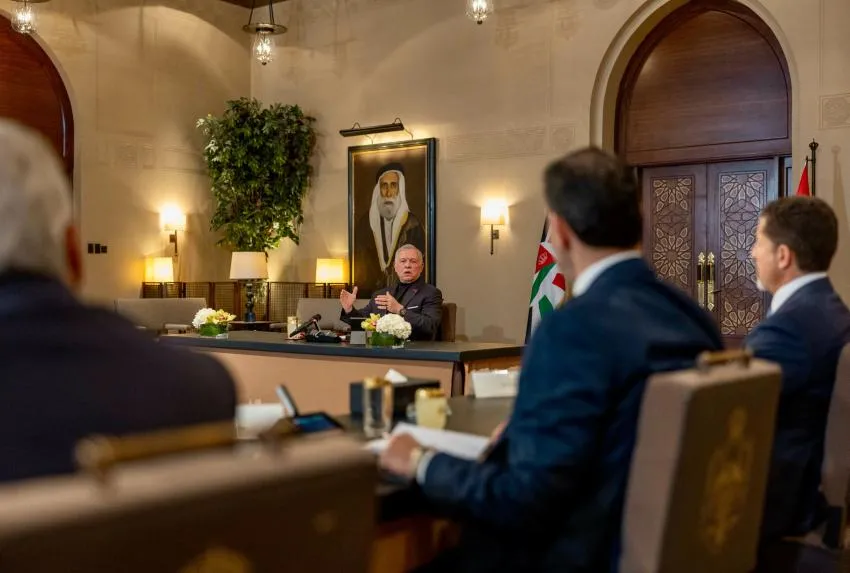 الملك يلتقي شخصيات سياسية وإعلامية