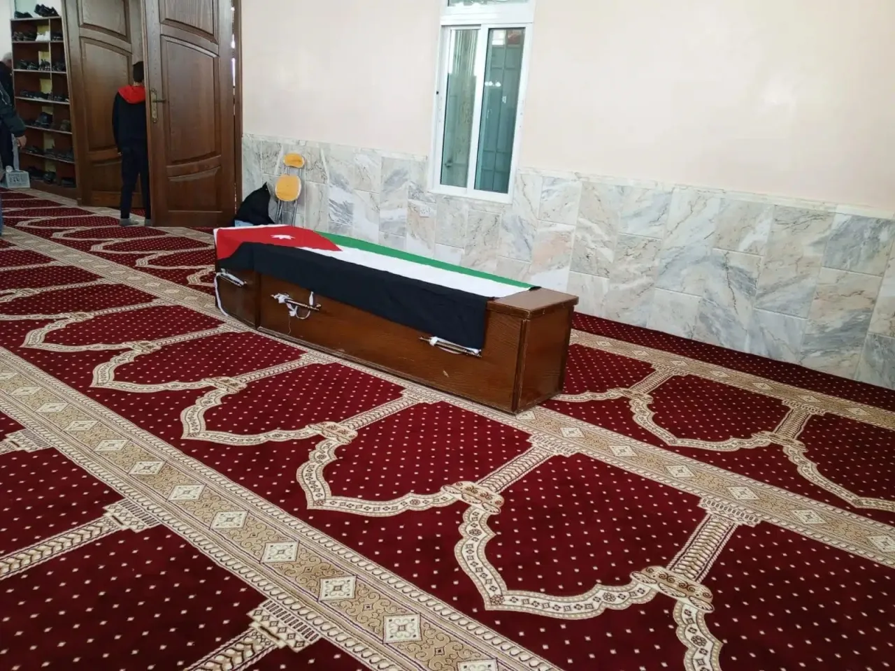 أردنيون يشيعون جثمان رئيس الوزراء الأسبق أحمد عبيدات (فيديو)