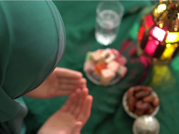 حكم طهارة المرأة بعد الفجر في رمضان بالأردن: هل تمسك وما هو قرار دائرة الافتاء؟