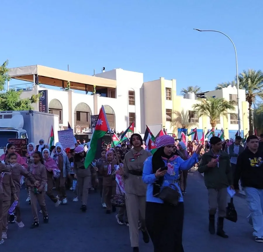 تربية العقبة تقود مسيرة وطنية رسمية تجسد الولاء