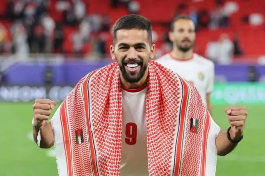 إصابة علي علوان تقلق النشامى بعد خروجه على النقالة في الدوري القطري