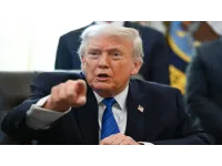 ترامب يحذر خامنئي ويؤكد أنه يجب أن يكون قلقا