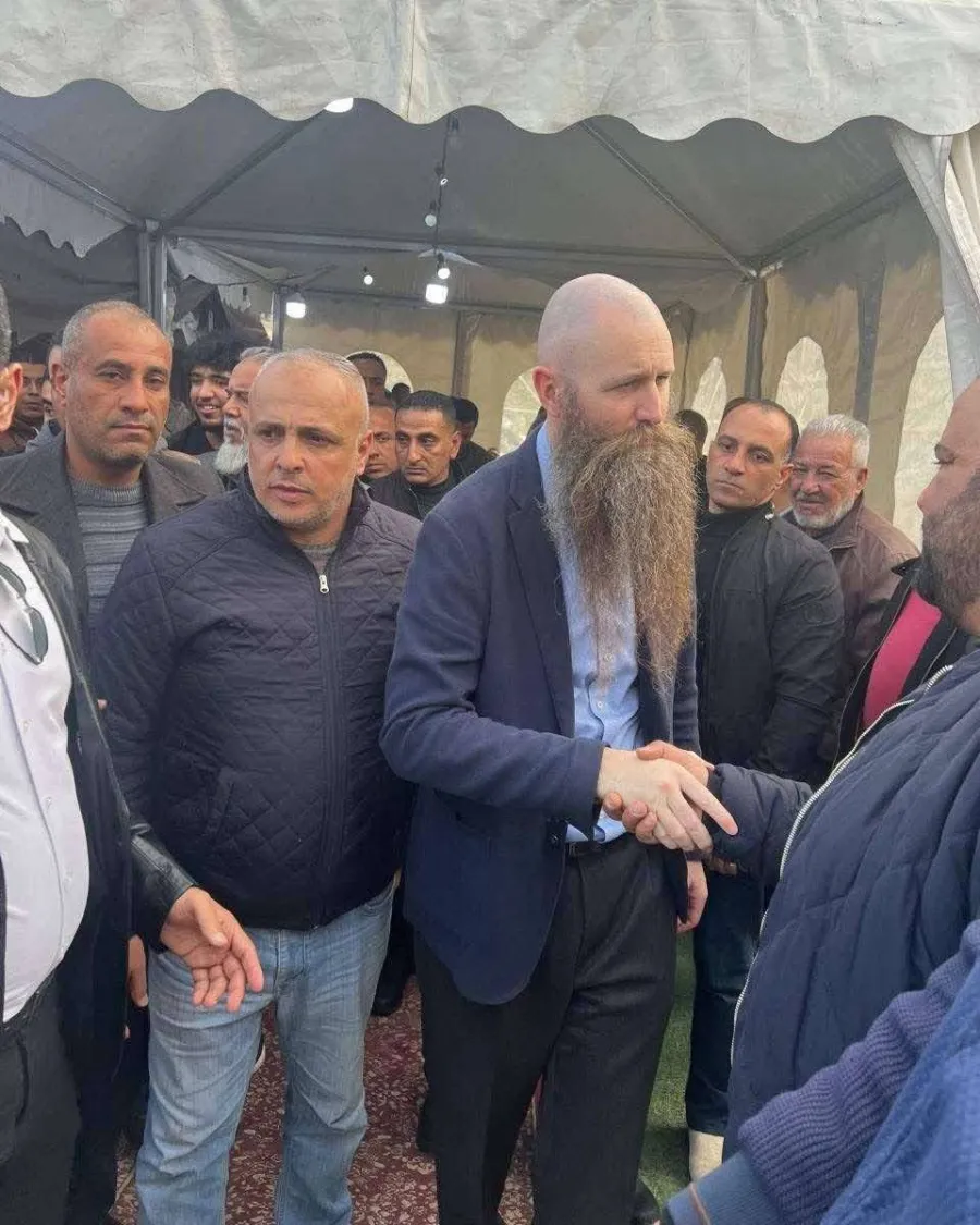 السفير الأمريكي يقدم واجب العزاء لعائلة اردنية (صور)