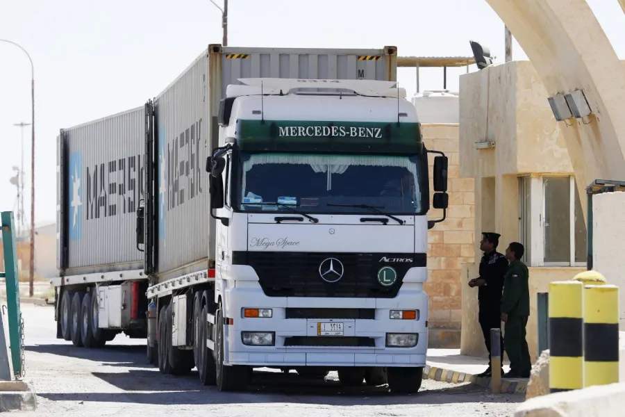 أزمة صامتة على الحدود.. كيف يهدد القرار السوري المفاجئ بـ "خنق" الشاحنات الاردنية؟