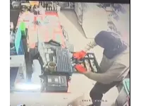 بالفيديو.. تحذير من عصابة سرقة محترفة في عمان