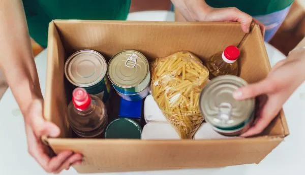 "طرود الخير تحت مجهر الرقابة".. الغذاء والدواء تضع خطوطا حمراء امام المتبرعين والمنشآت