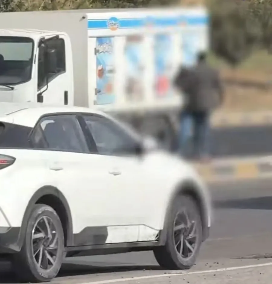 شاب وفتاة يتبادلان اللكمات بالشارع في عمان (فيديو)