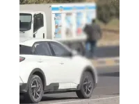 شاب وفتاة يتبادلان اللكمات بالشارع في عمان (فيديو)