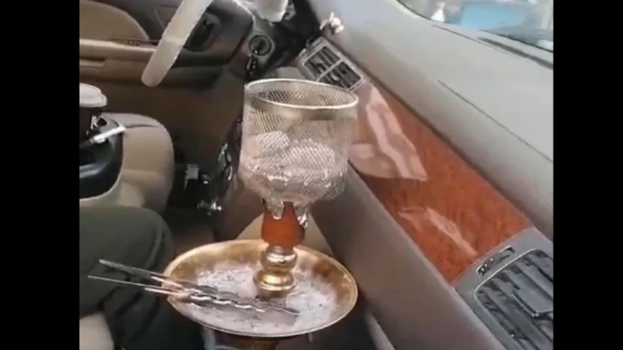 ضبط سائق يدخن الارجيلة أثناء القيادة