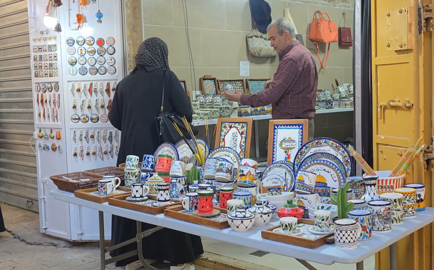 تجار الخليل يتحدون الاحتلال ويعيدون فتح محالهم في رمضان