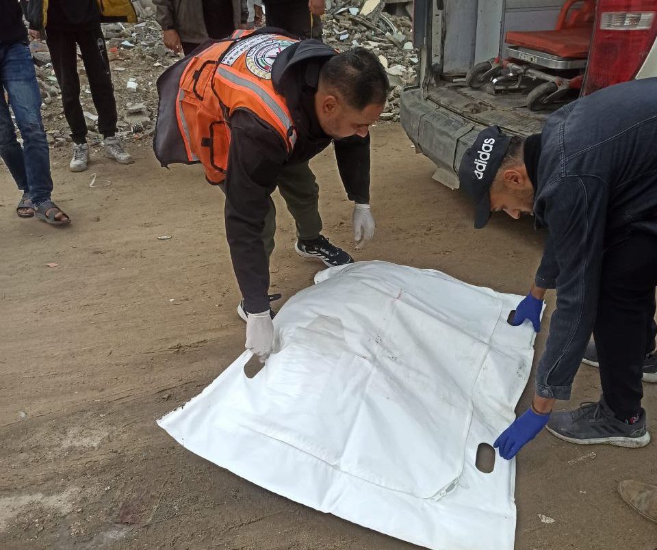 انتشال جثمان شهيد من نتساريم وسط تصعيد إسرائيلي في غزة