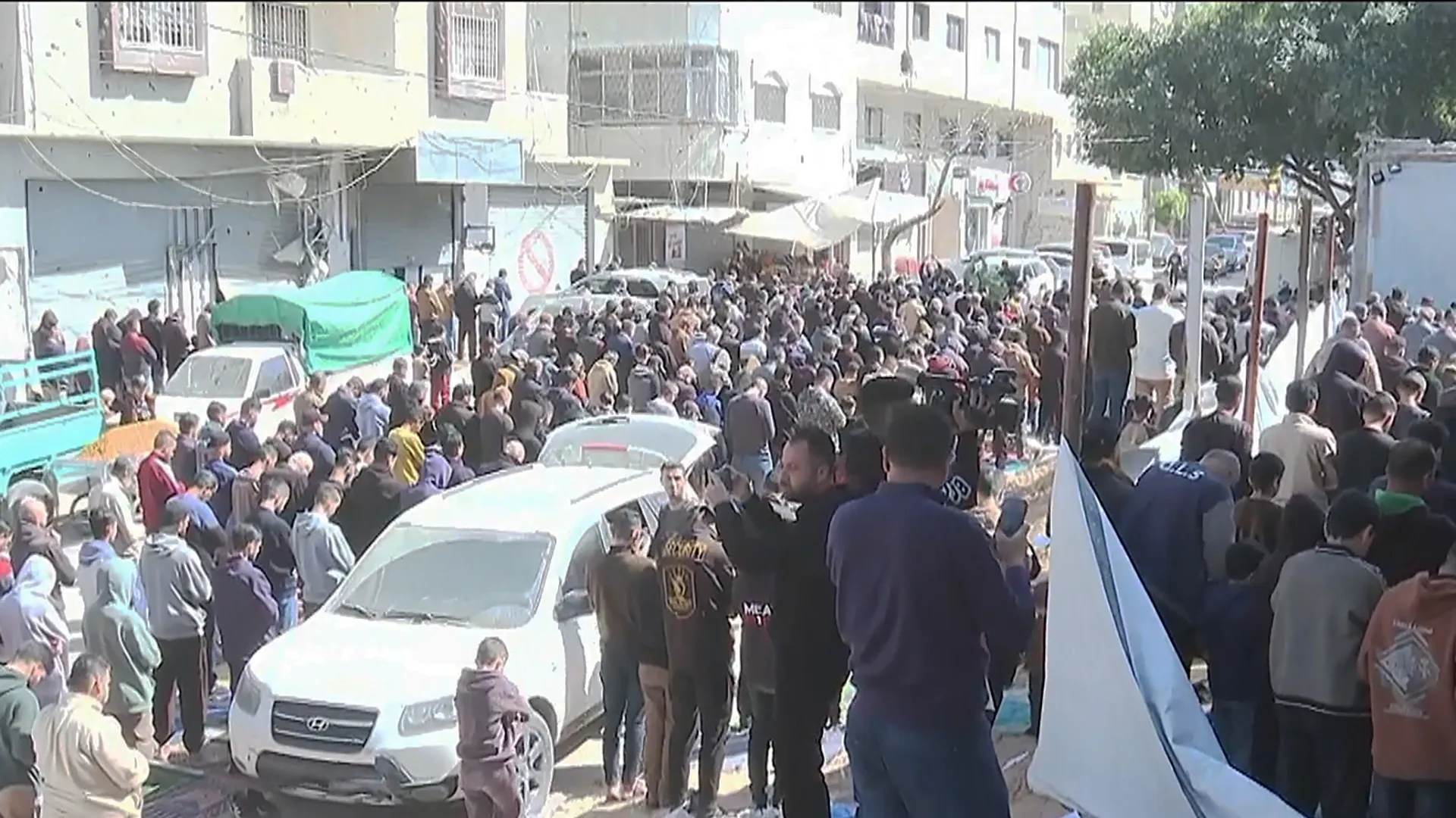 غزة تتحدى الدمار بصلاة الجمعة الاولى في رمضان