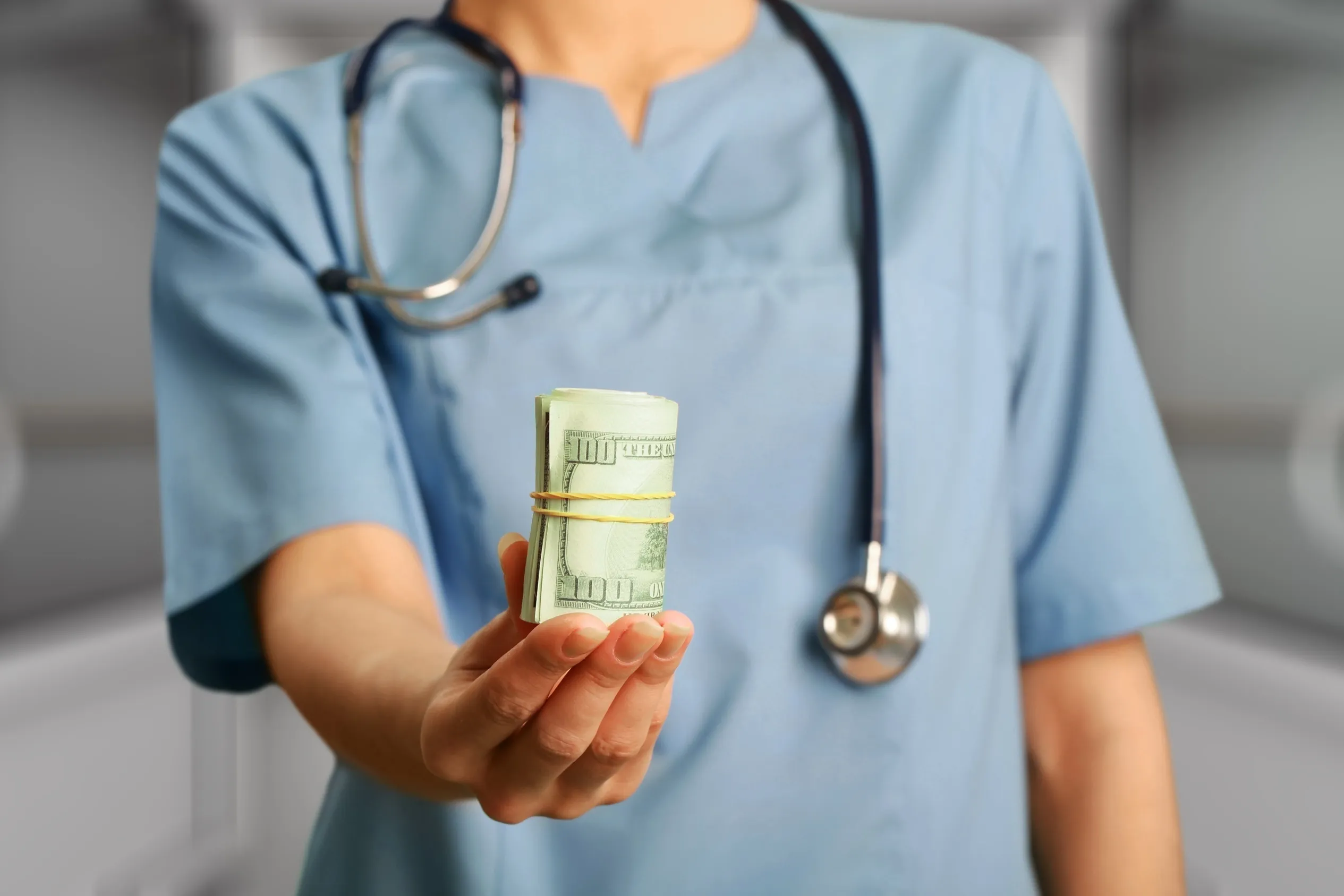 تمويل الدراسات الطبية: نظرة على آليات التقييم والرقابة